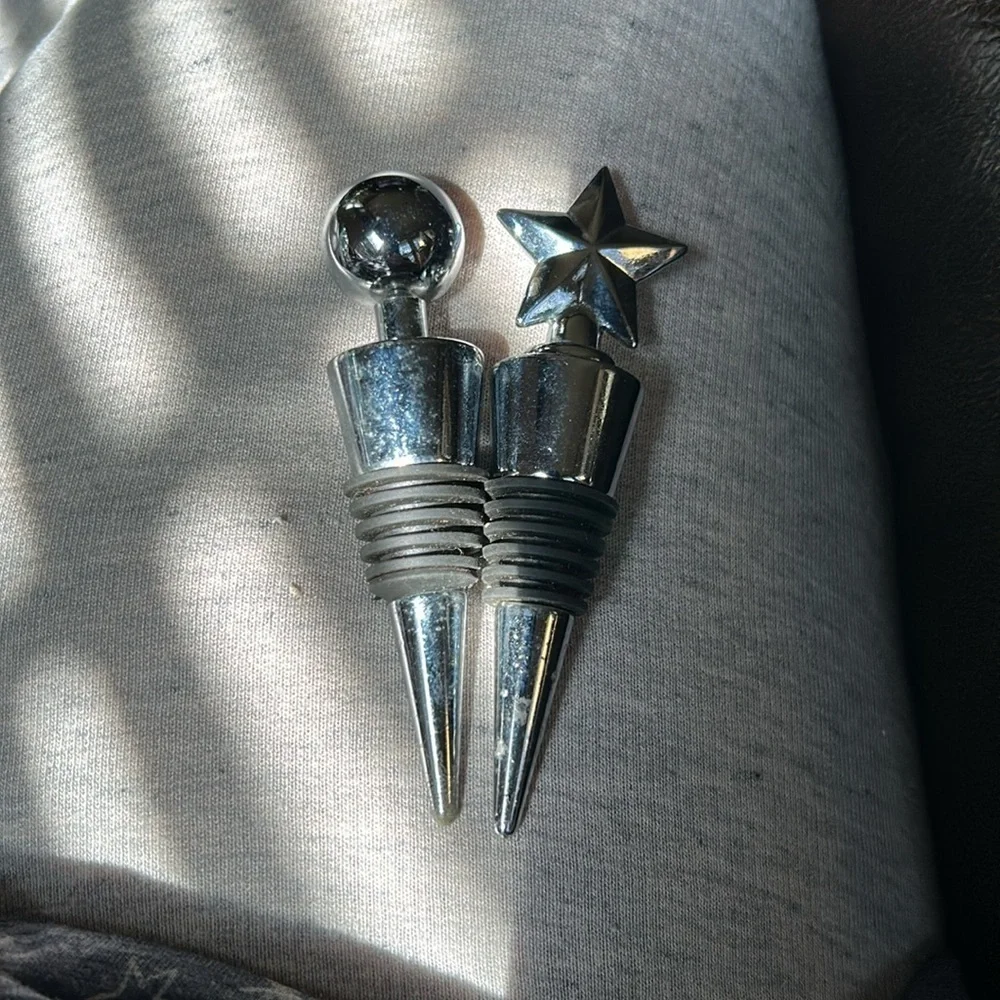 Set of 2 silver wine stoppers